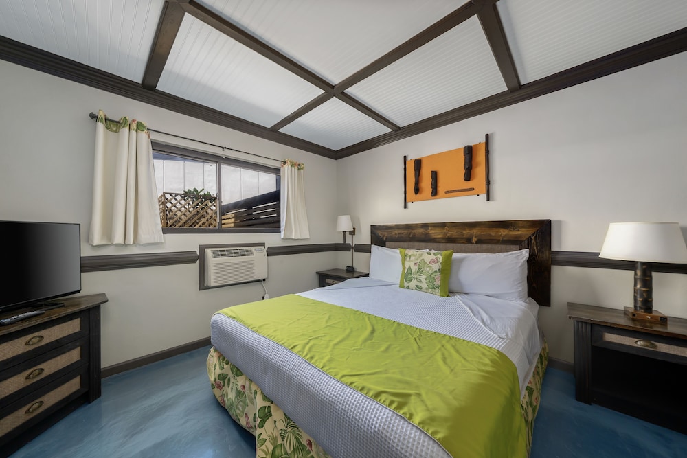 Caliente Tropics Hotel 8/34