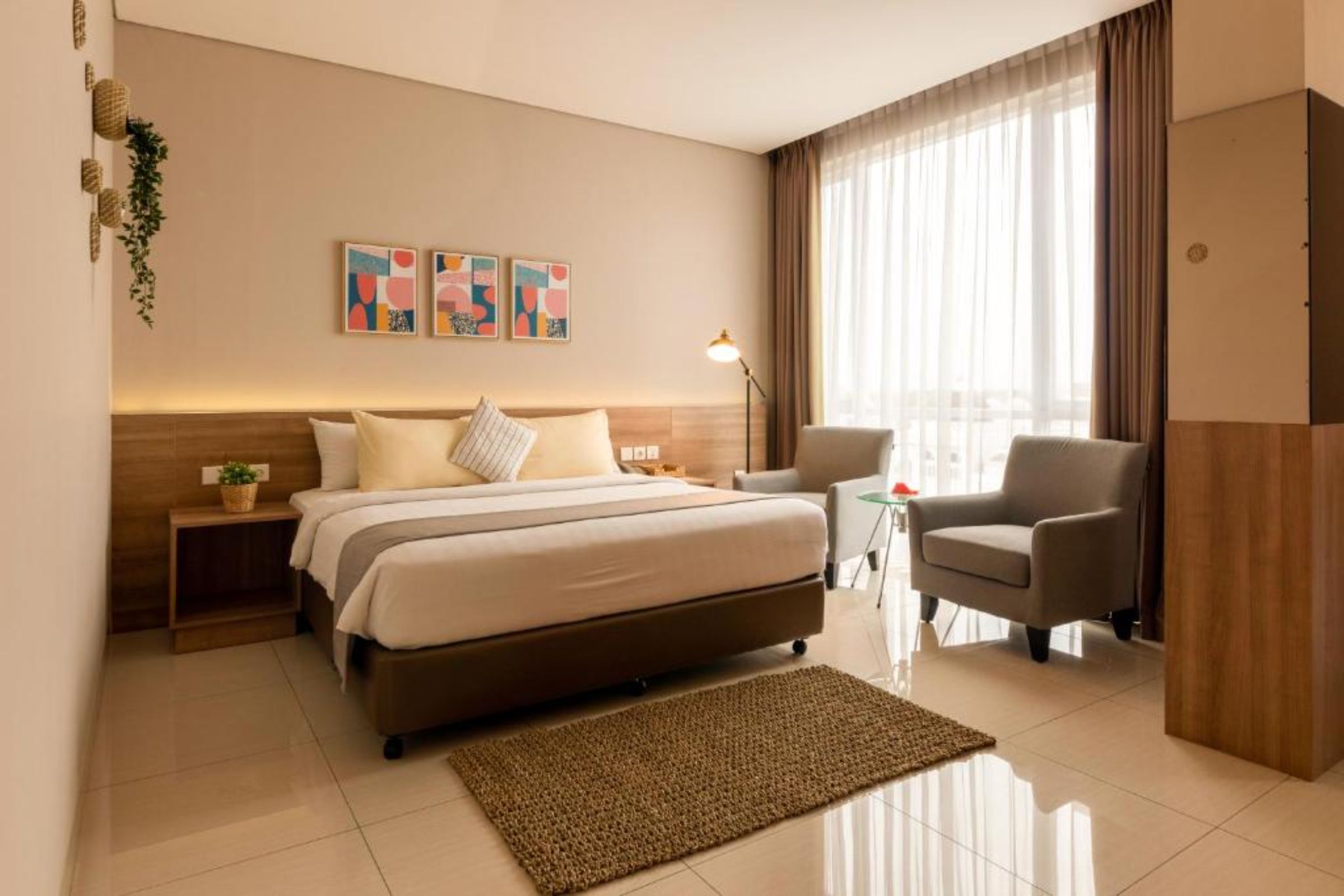جناح جونيور بسرير كوين، Sunday Hotel Antero Jababek 2/2