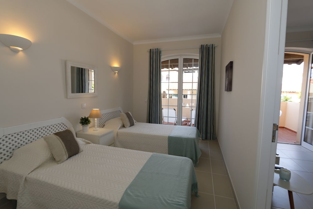 APARTAMENTOS THE OLD VILLAGE BY VILLAGE 4U 19/75