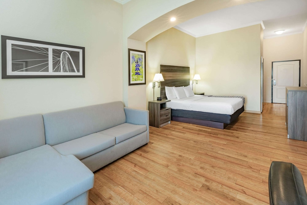 La Quinta Inn & Suites by Wyndham Garland Harbor Point 13/54