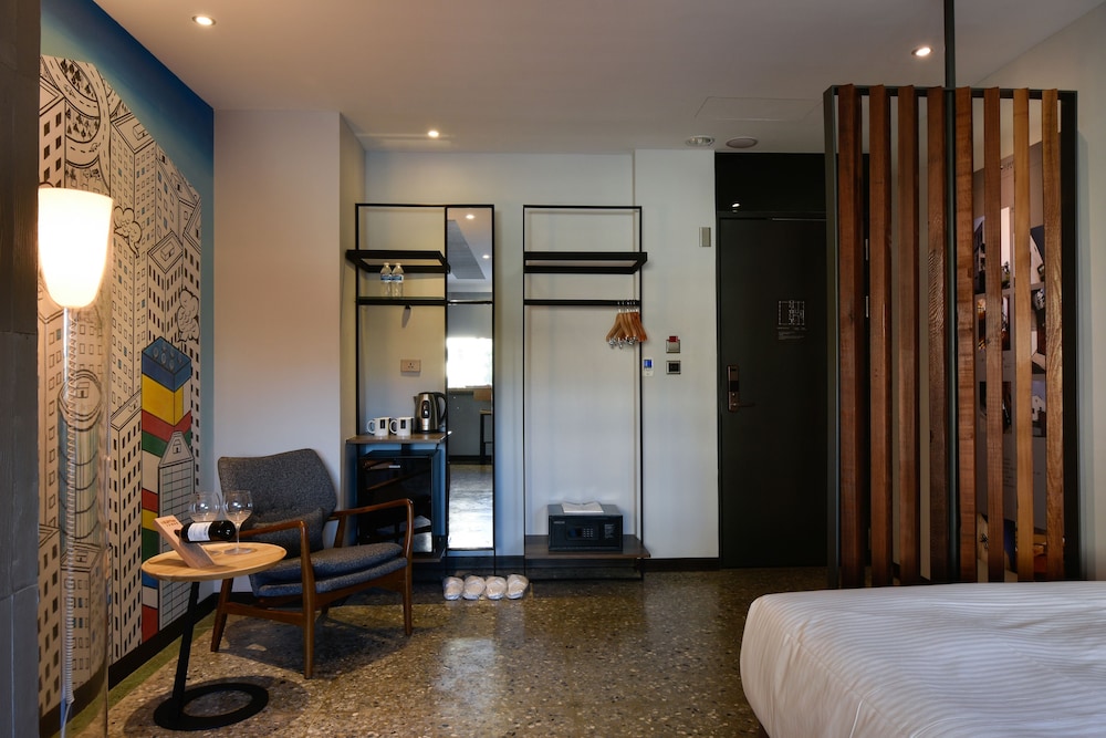 3 Door Hotel 35/76