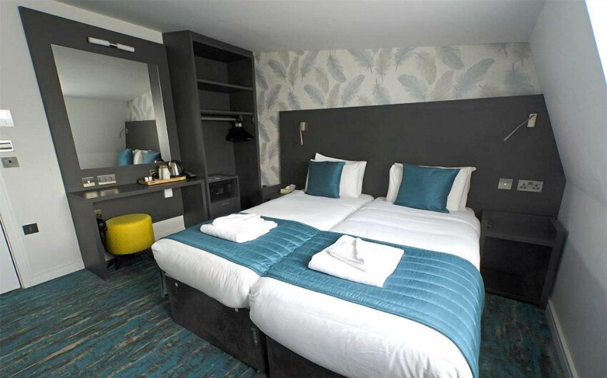 ROOM, TWIN BEDS