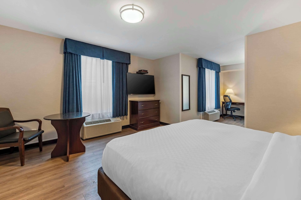 ROOM, KING BED
