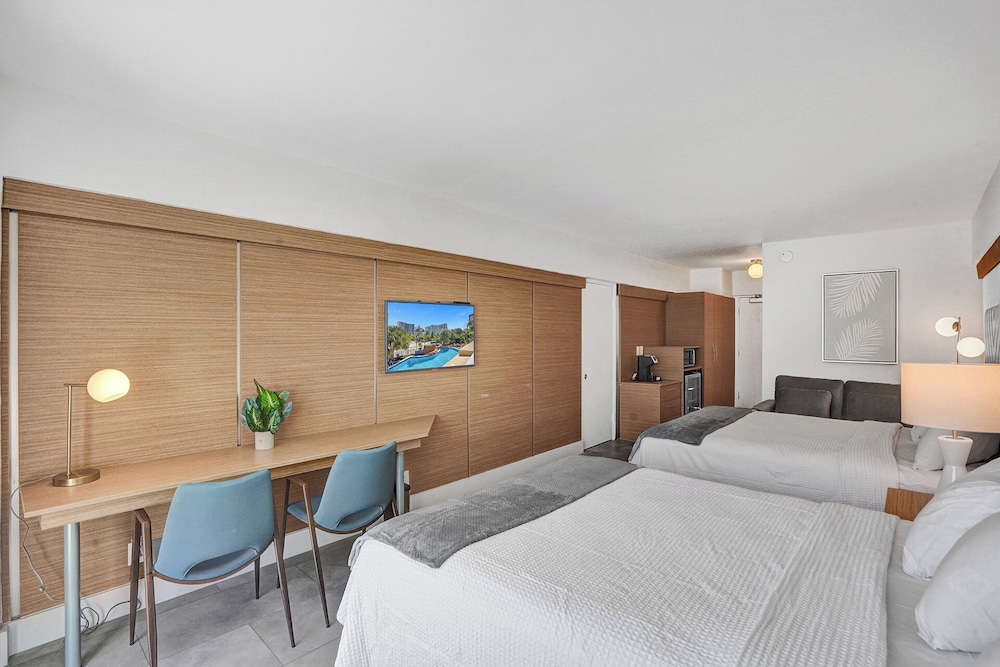 Superior Queen/Queen Balcony, The Garden Hotel and Resort 4/10