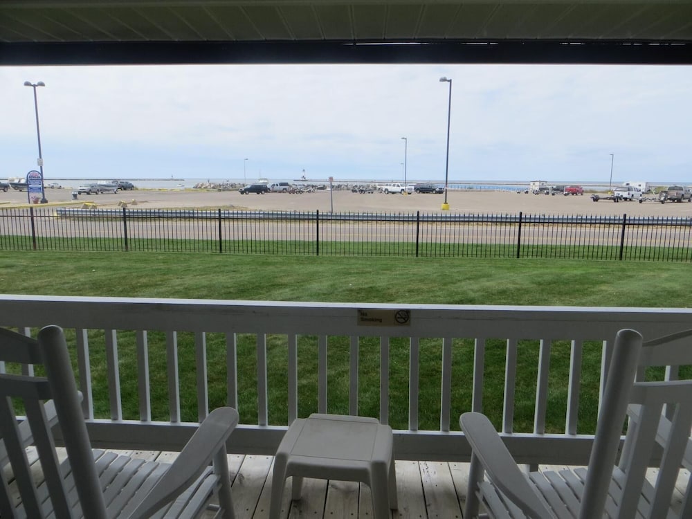 Snyder Apos S Shoreline Inn 38/73