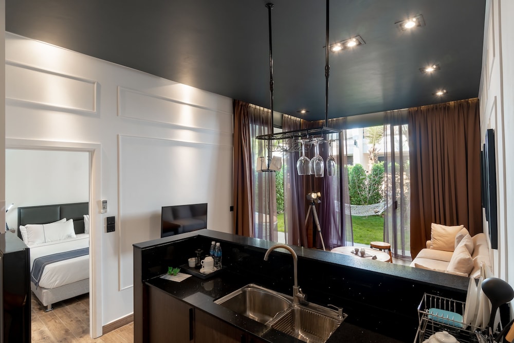 White Boutique Hotel and Residences 59/72