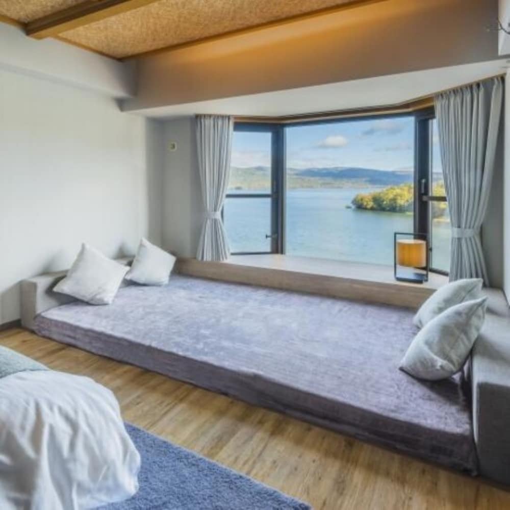 SHANGRI LA, RESORT, TWIN BEDS, LAKE VIEW