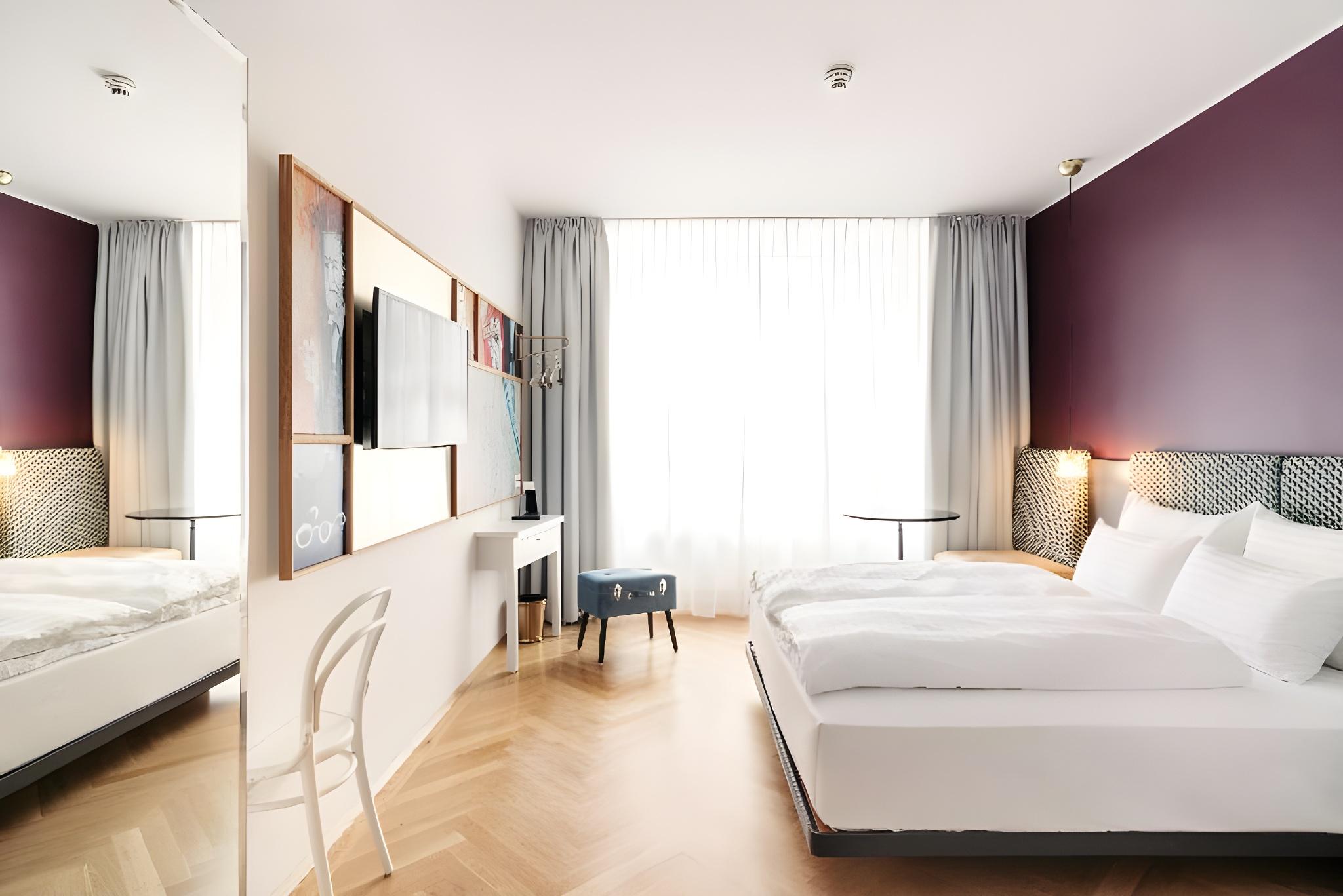 Smart, Queen Bed, City View