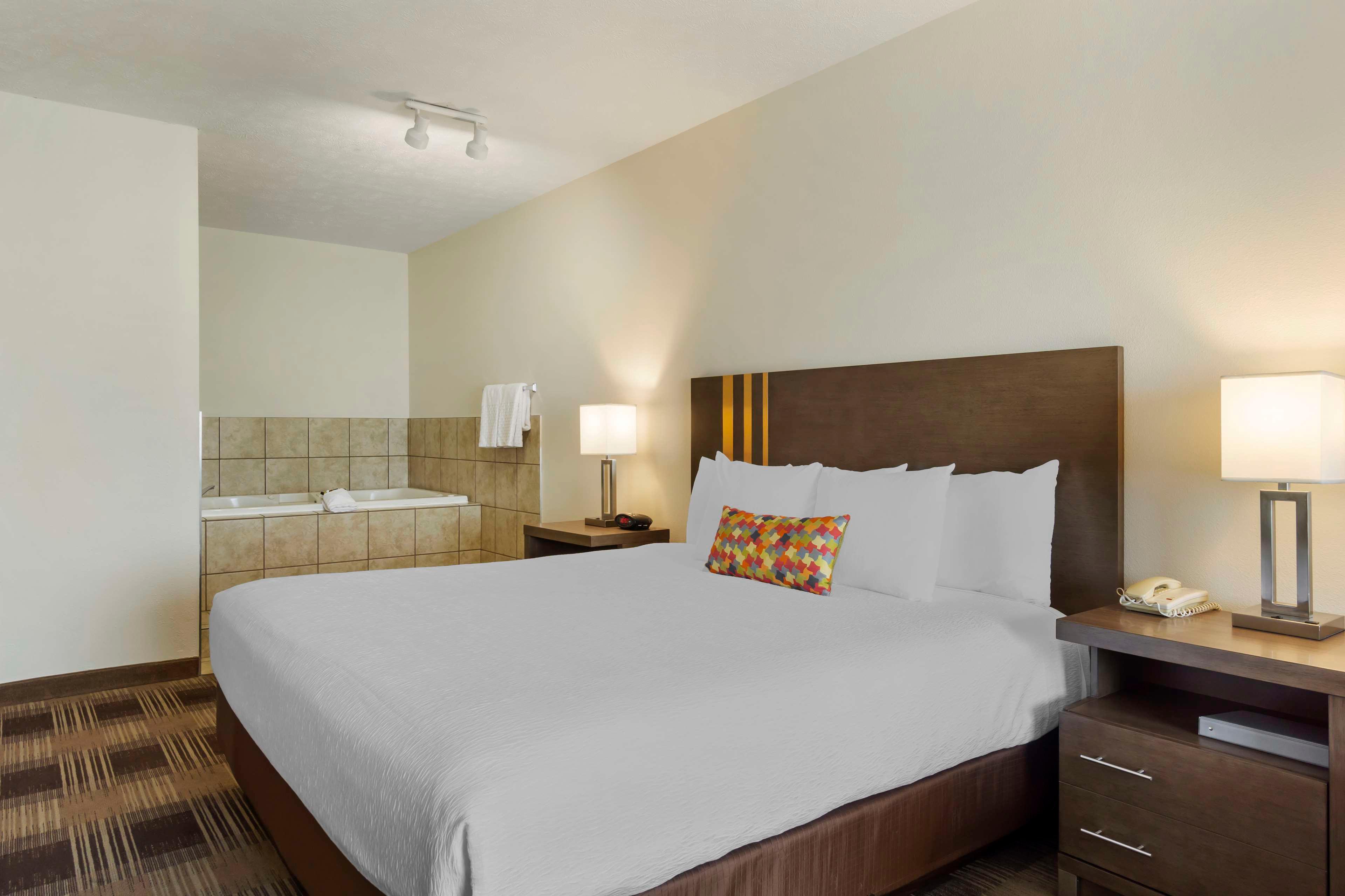 Suite, King Bed, Murphy Bed, Jetted Tub, Kitchen