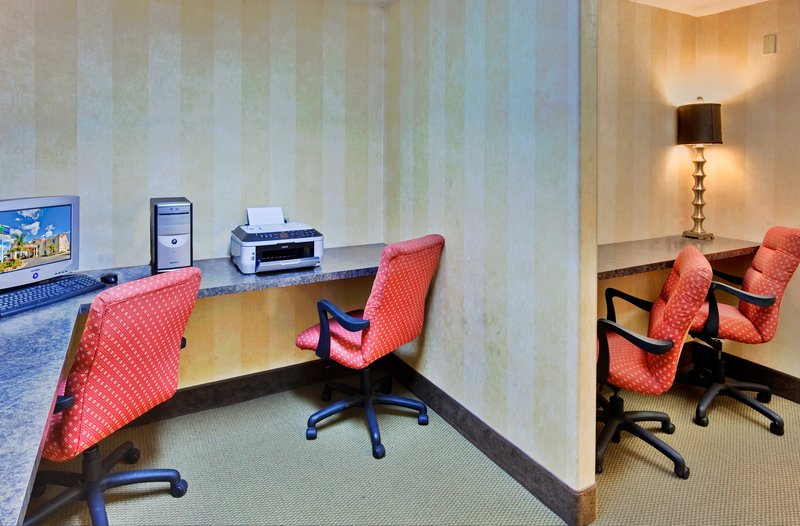 Holiday Inn Express Delano Hwy 99 42/49