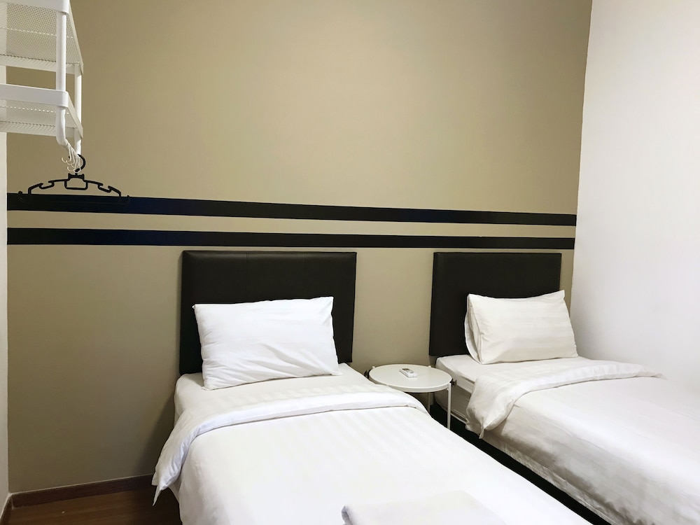 One Amerin Mall & Suites 8/50