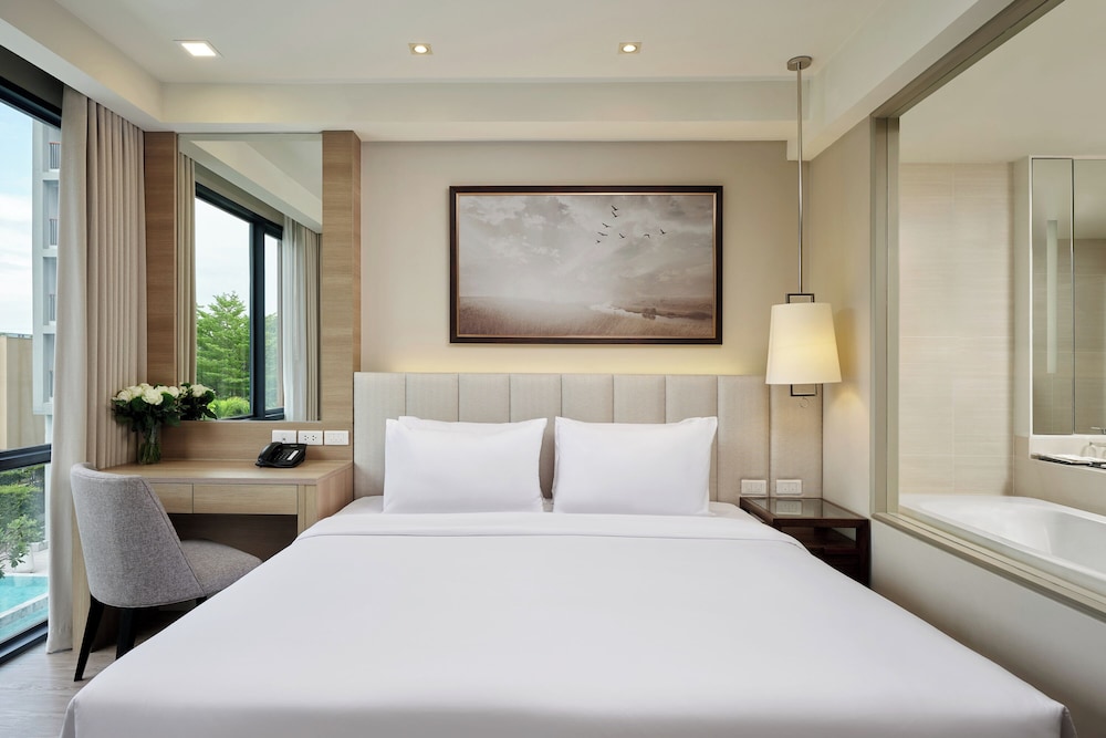 1 BEDROOM, SUITE