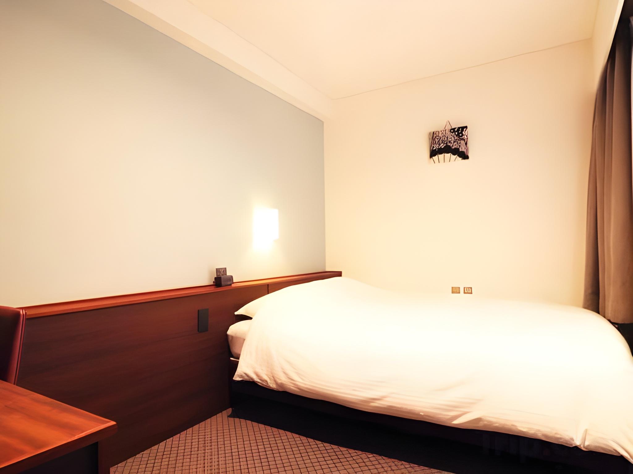SEMI ROOM, SEMI DOUBLE BED