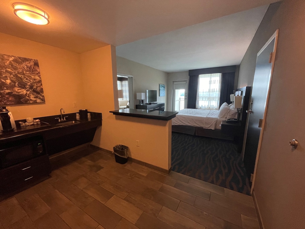 Holiday Inn Owensboro Riverfront 8/75