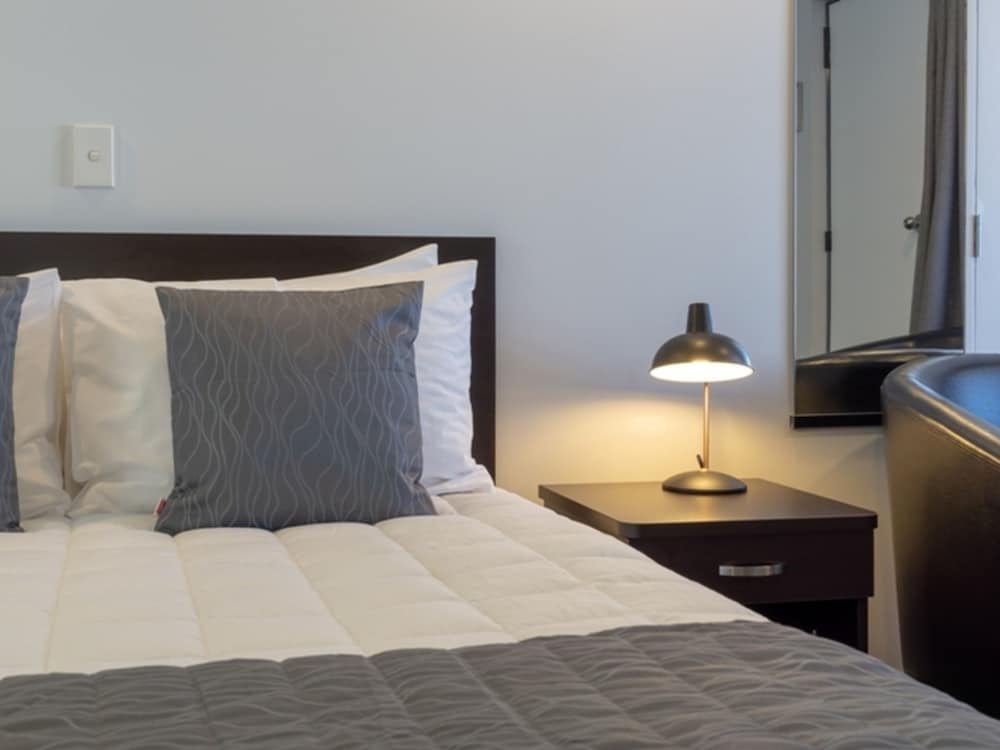 DURHAM MOTOR INN 4/29