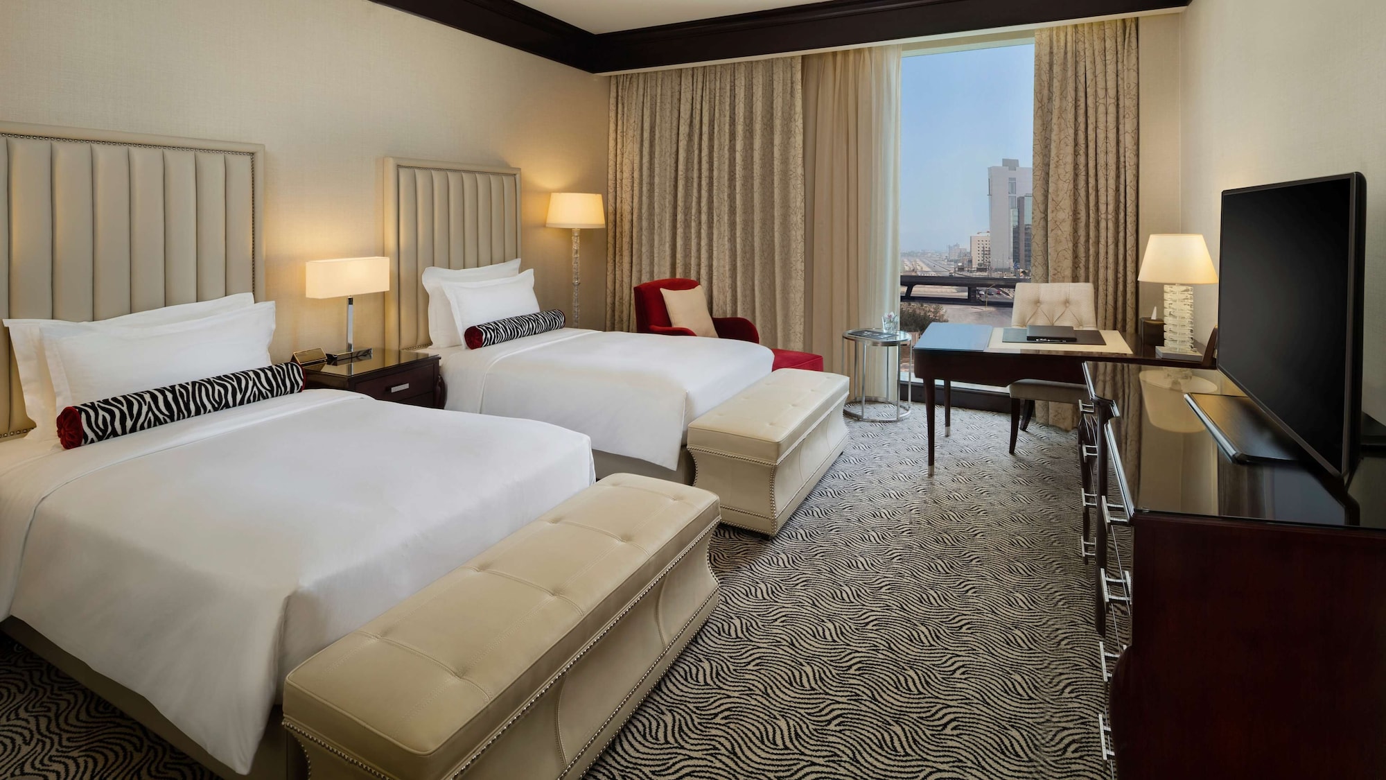 غرفة ديلوكس بسريرين منفصلين بإطلالة على المدينة