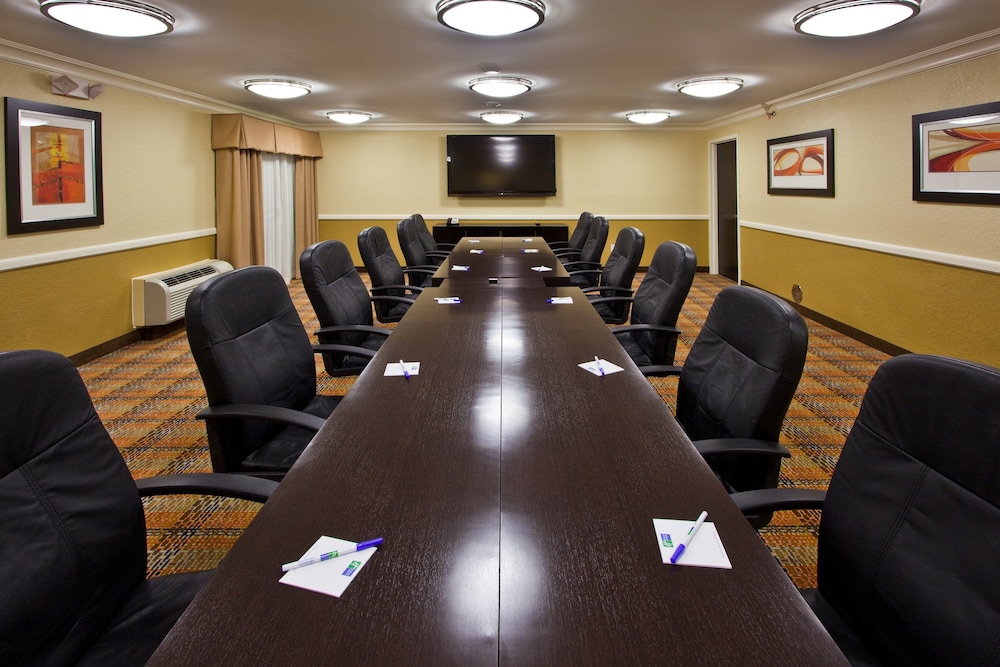 Holiday Inn Express Hotel Suites Ft Lauderdale N Exec Airport 61/76