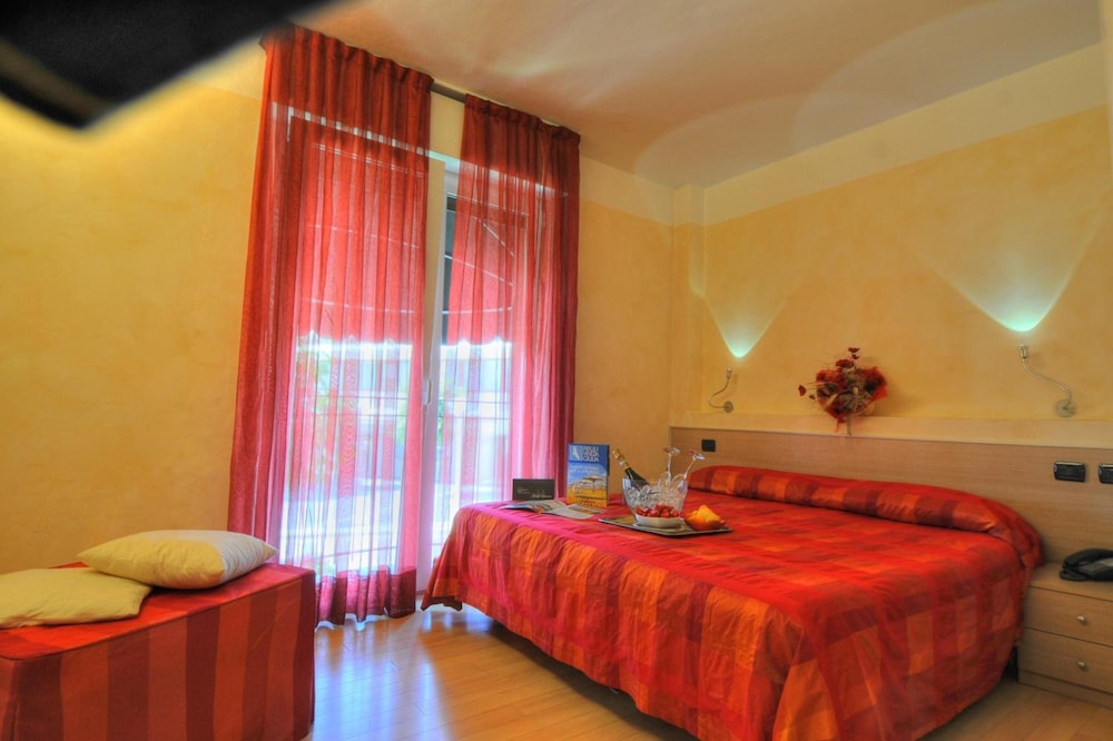 ROOM, DOUBLE BED