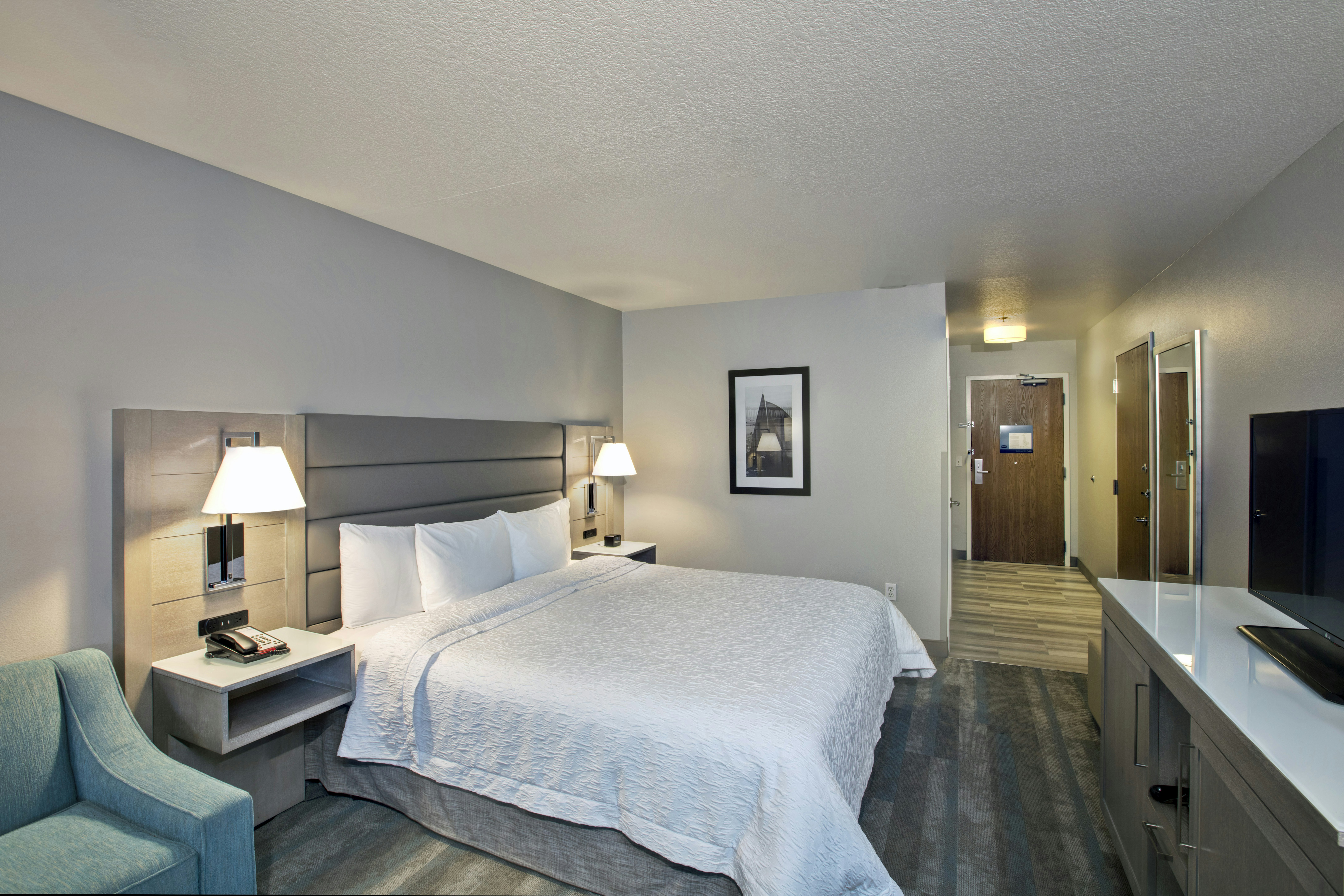 غرفة بسرير كينج بشرفة، Hampton Inn and Suites Hermosa Beach 5/7