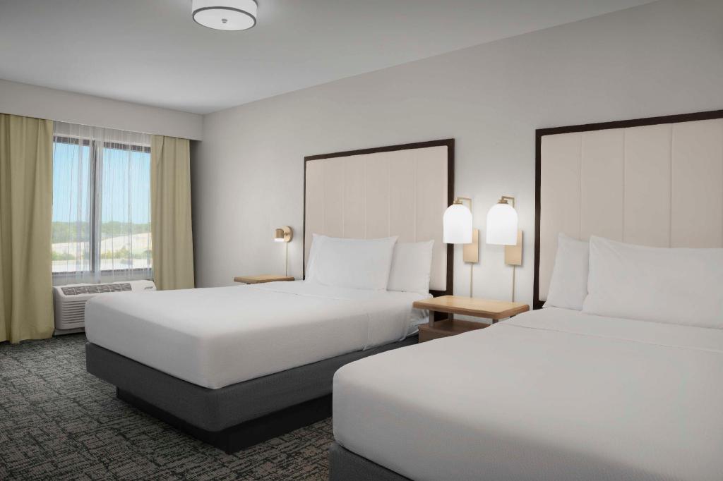 Suite, 2 Queen Beds, Sofa, Accessible