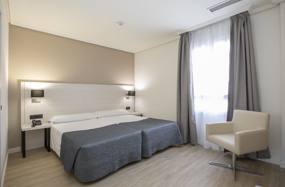 ROOM, SINGLE, DOUBLE OR TWIN BED