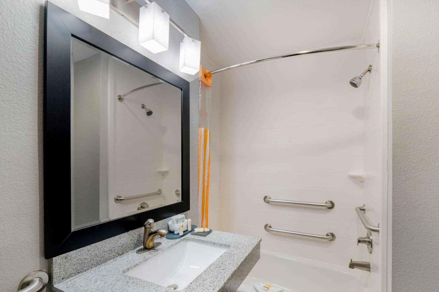 La Quinta Inn & Suites by Wyndham Fort Worth Arlington West 39/41