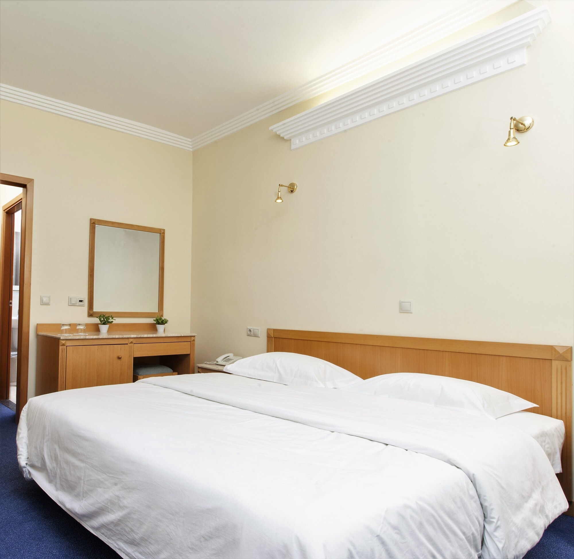 ROOM, SINGLE