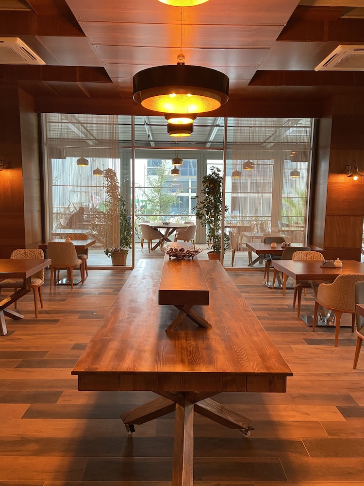 Discovery Hotel 62/69