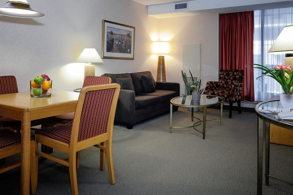 Cartier Place Suite Hotel 43/64