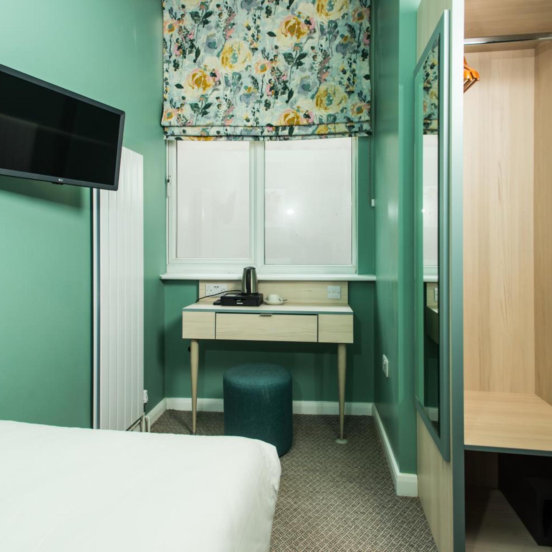 ROOM, SINGLE