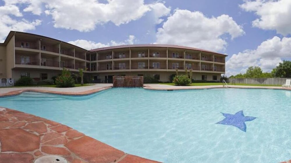 Holiday Inn Express Hotel Suites Kerrville 1/62