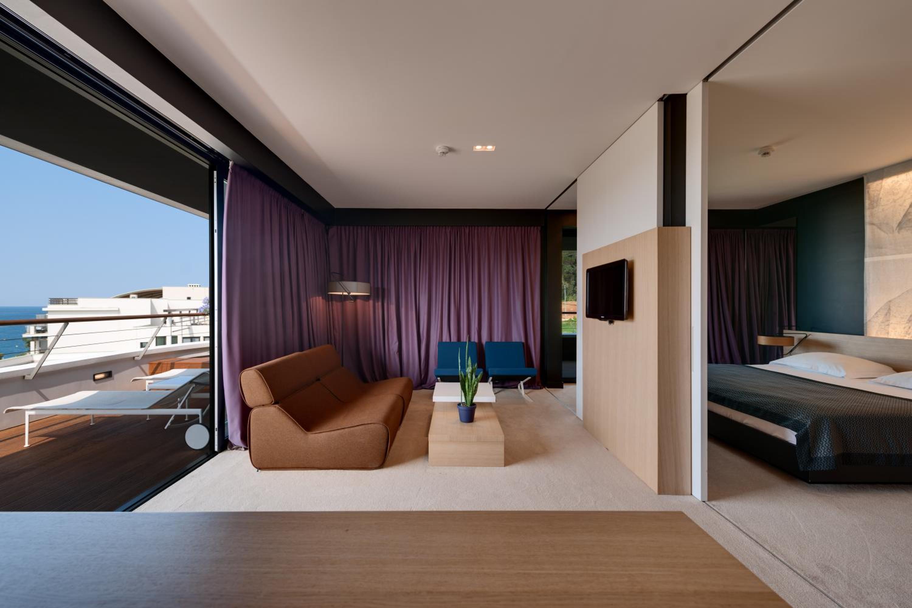 Bay Suite, King Bed, Sofa