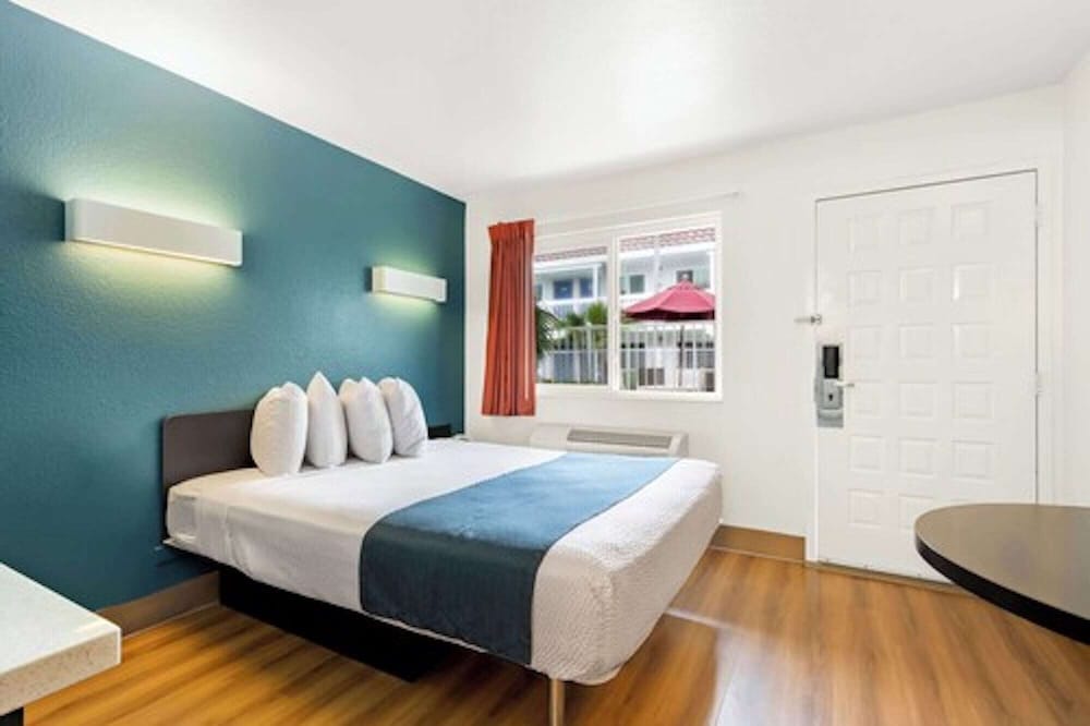 STANDARD, QUEEN BED