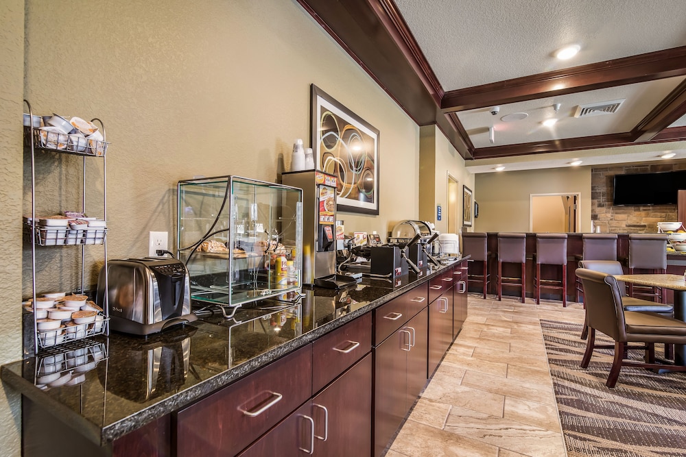 Cobblestone Hotel and Suites Victor 41/52