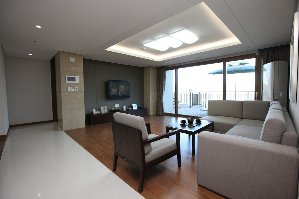 High1 Condominium 31/50