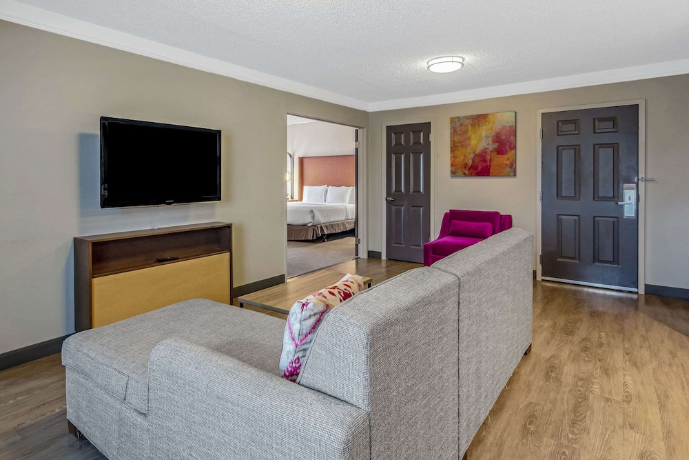 La Quinta Inn & Suites by Wyndham San Francisco Airport N 12/23