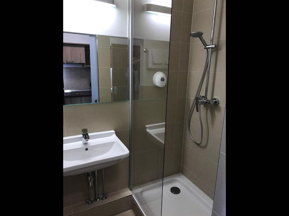 غرفة بسرير كوين بإطلالة على المدينة بشرفة بغرفة نوم واحدة، Room in B&B - Studio for 2 People in Hamburg Mitte, Cozy and Modern 7/10