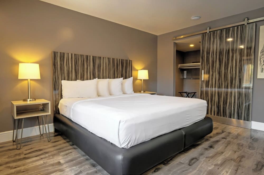 SUITE, KING BED, POOL SIDE