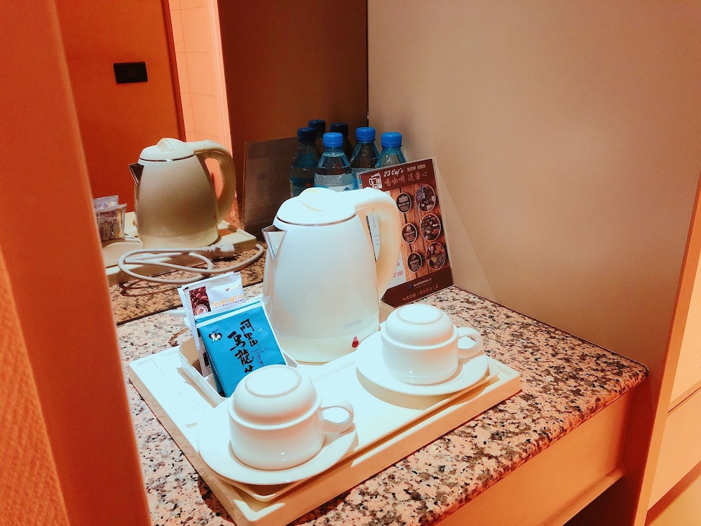 We Meet Hotel 31/68