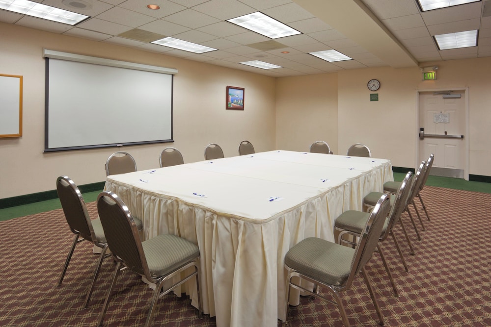 Holiday Inn Express Hotel & Suites Tracy 65/77