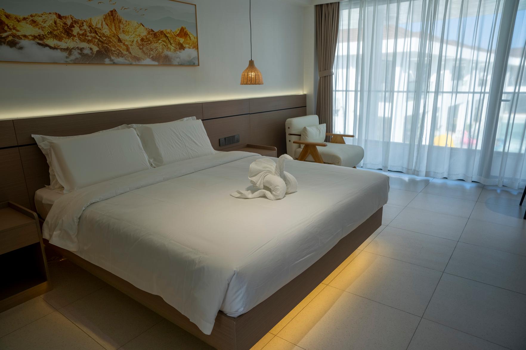 Deluxe, King Bed, Hot Tub, Pool Access