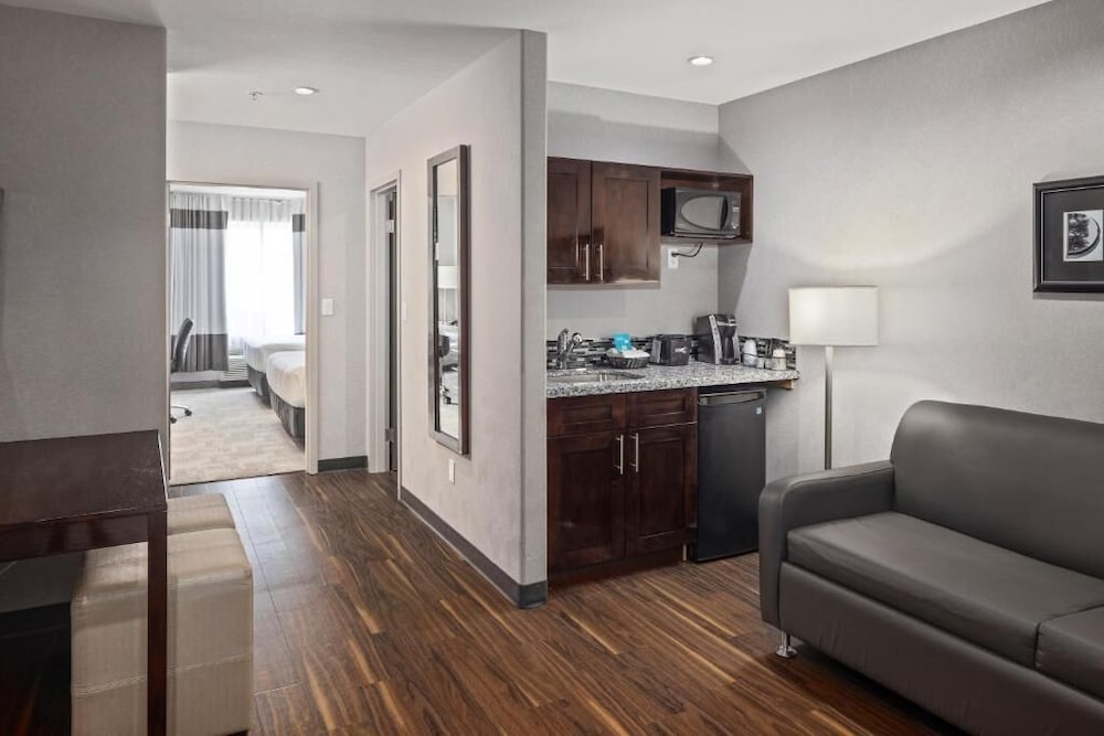 Home Inn and Suites Regina Airport 44/68