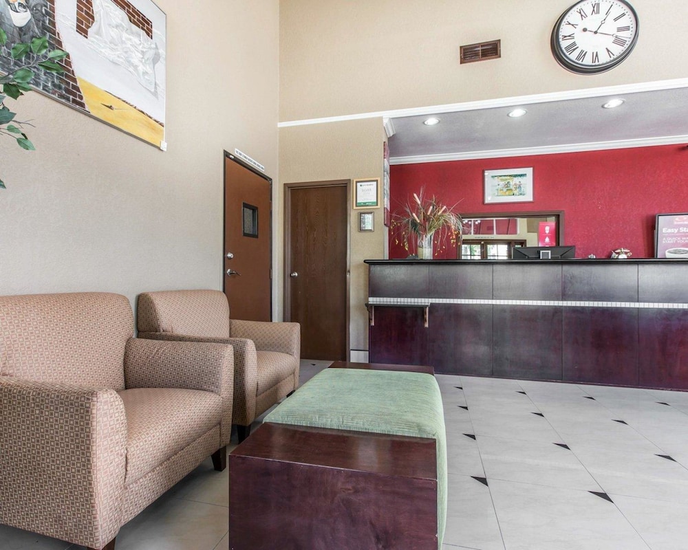 Econo Lodge Inn & Suites Fallbrook Downtown 8/31