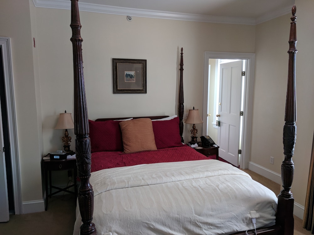 Almondy Inn 14/77