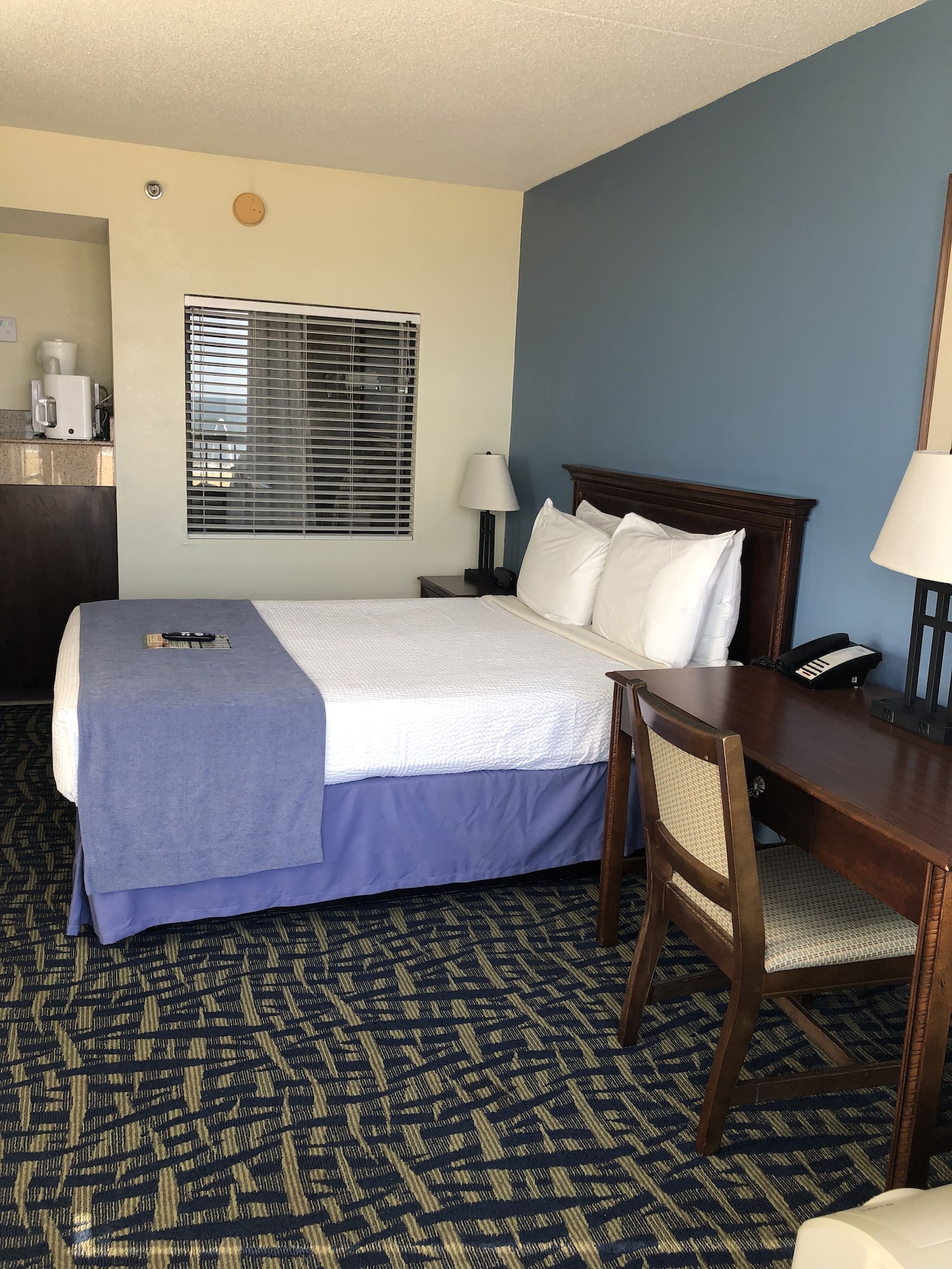 ROOM, QUEEN BED, JETTED TUB