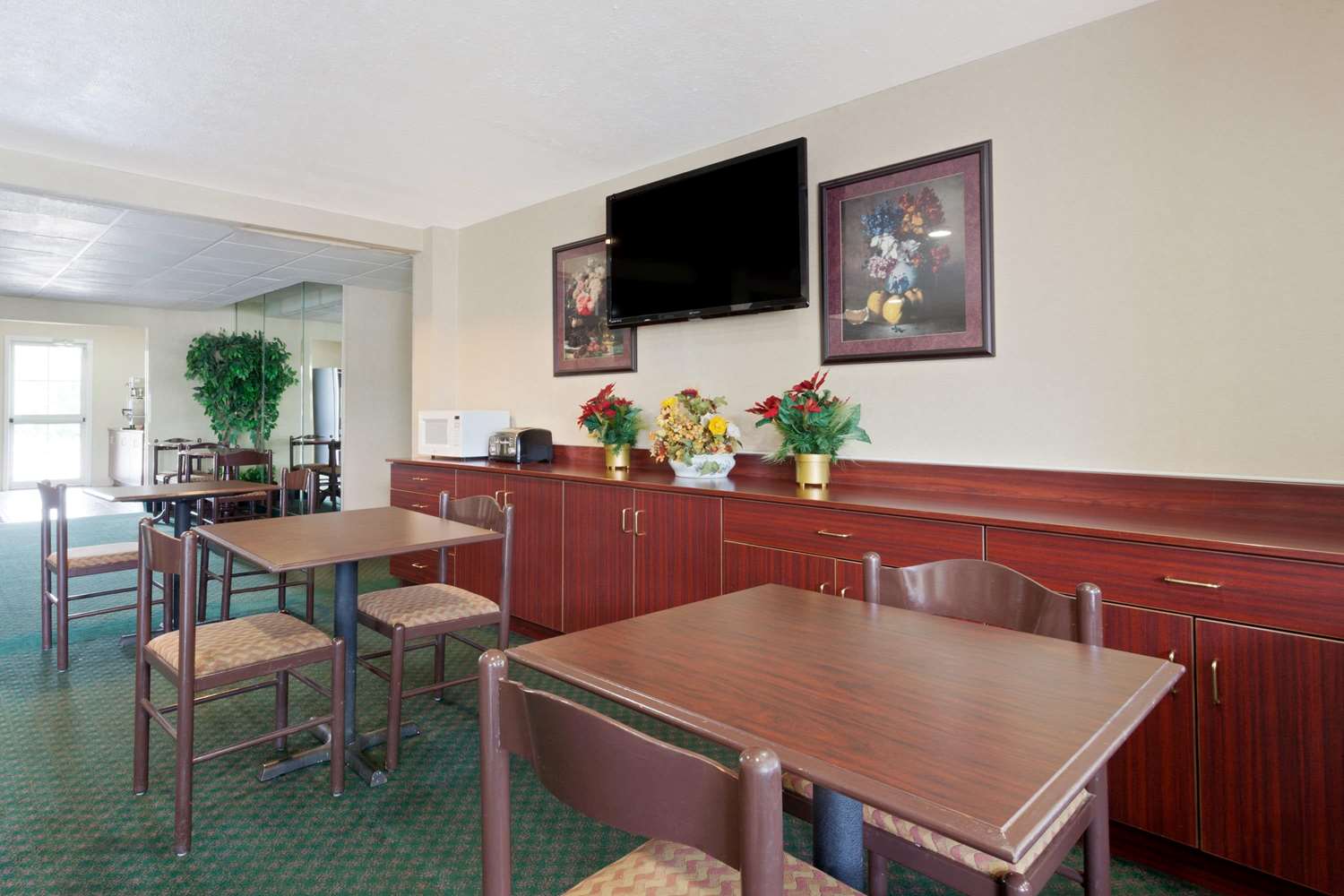 Days Inn & Suites by Wyndham Brandon Amphitheater 18/27