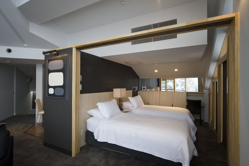 Penthouse, Murphy Bed, Queen Bed