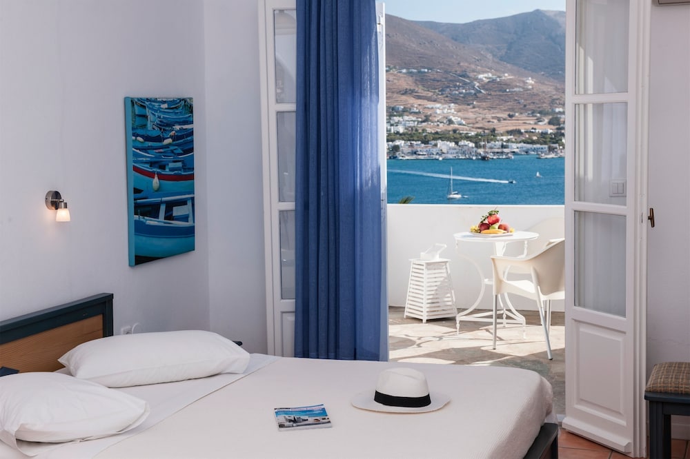 Akrotiri Hotel 24/68