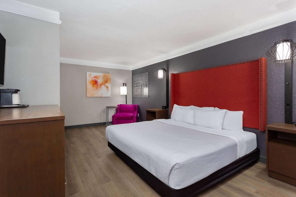 غرفة بسرير كينج لذوي الإعاقة، La Quinta Inn Pensacola 4/9