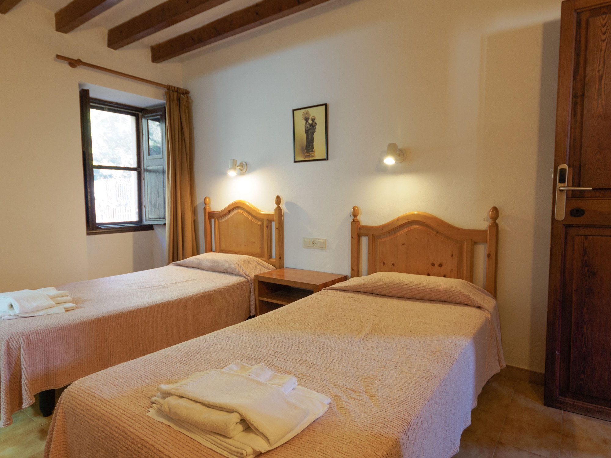 ROOM, TWIN BEDS
